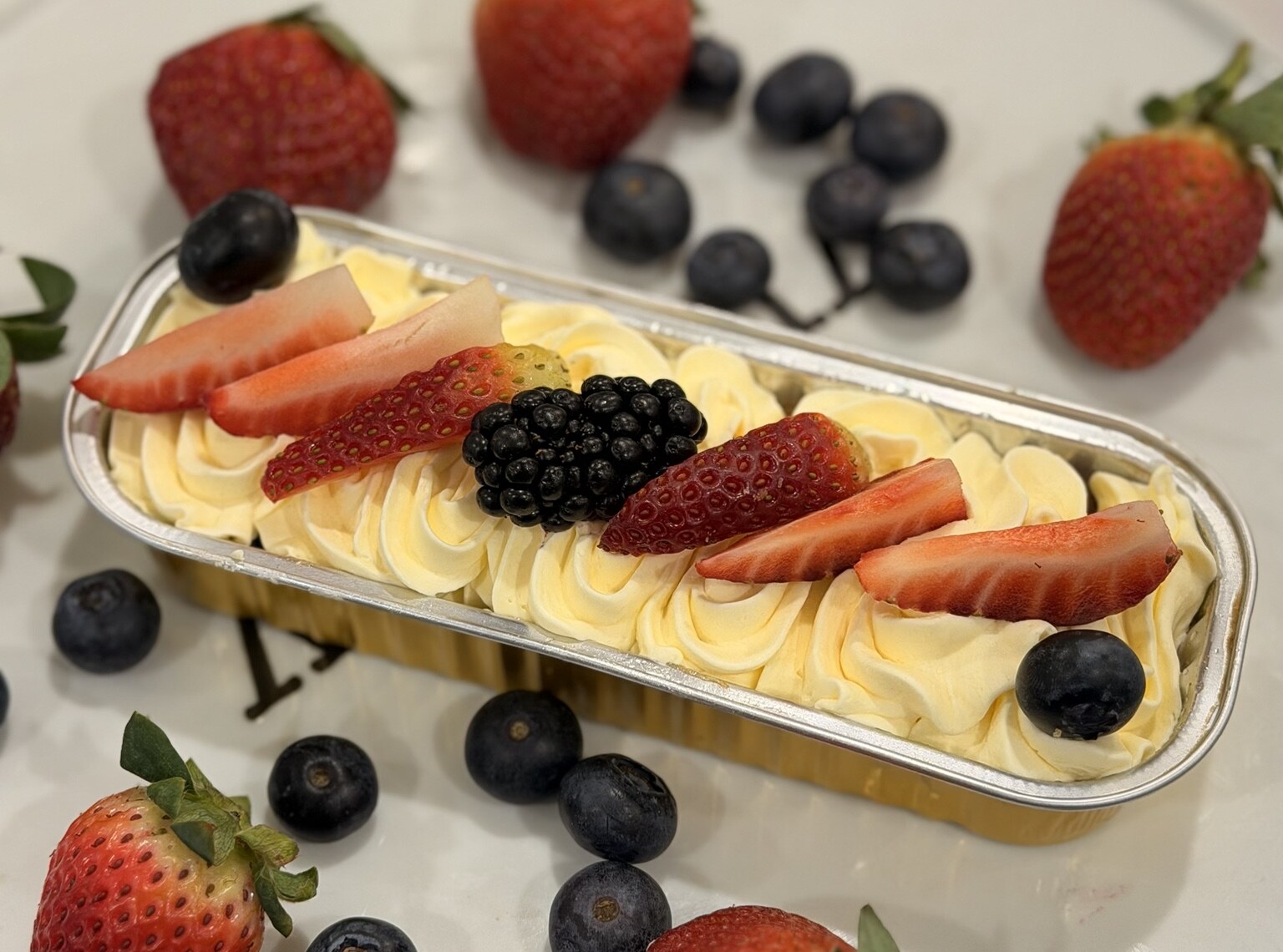Bread & Bracelet fresh berry mini cake