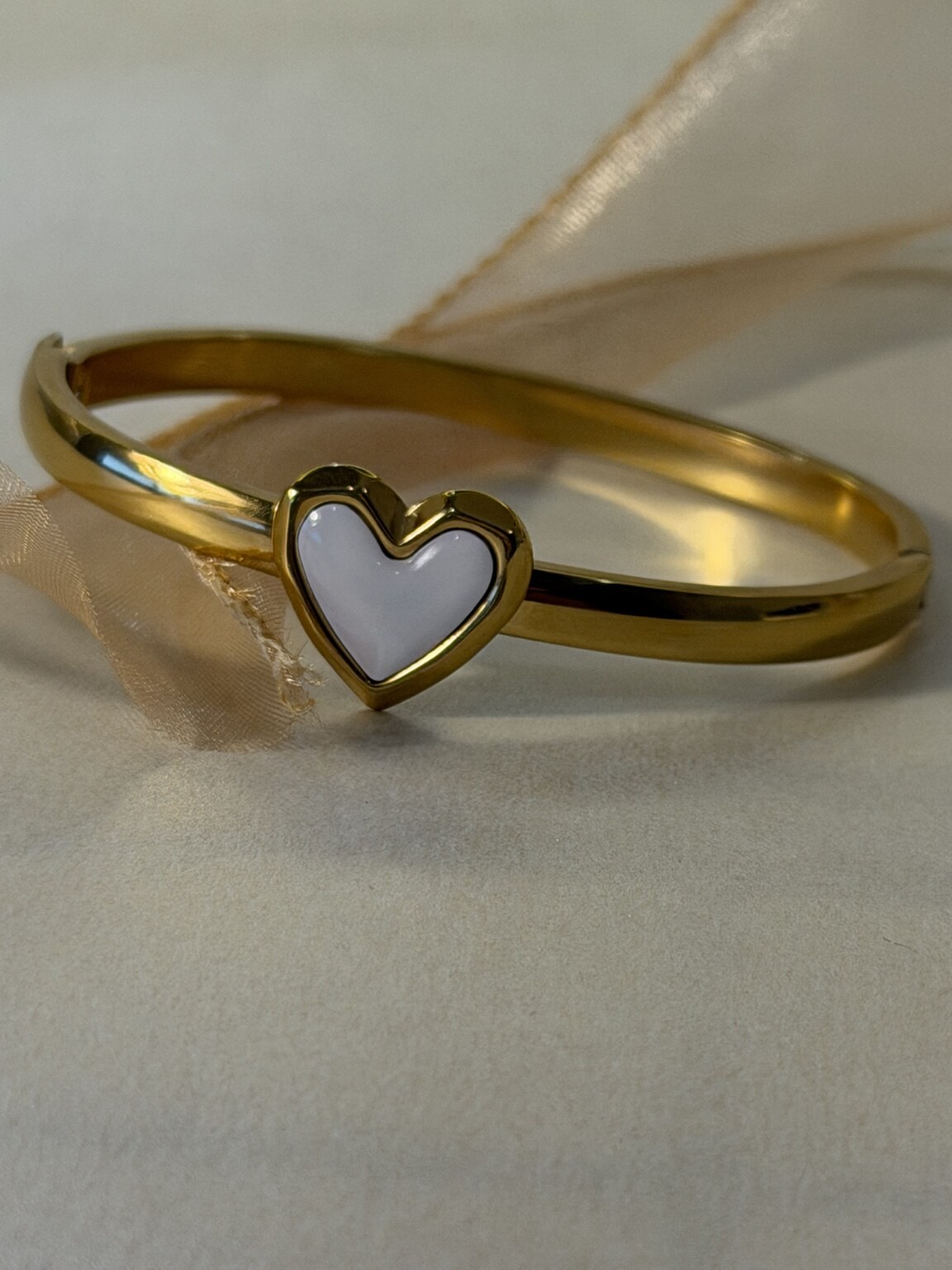 Premium Heart Bracelet · Pearl