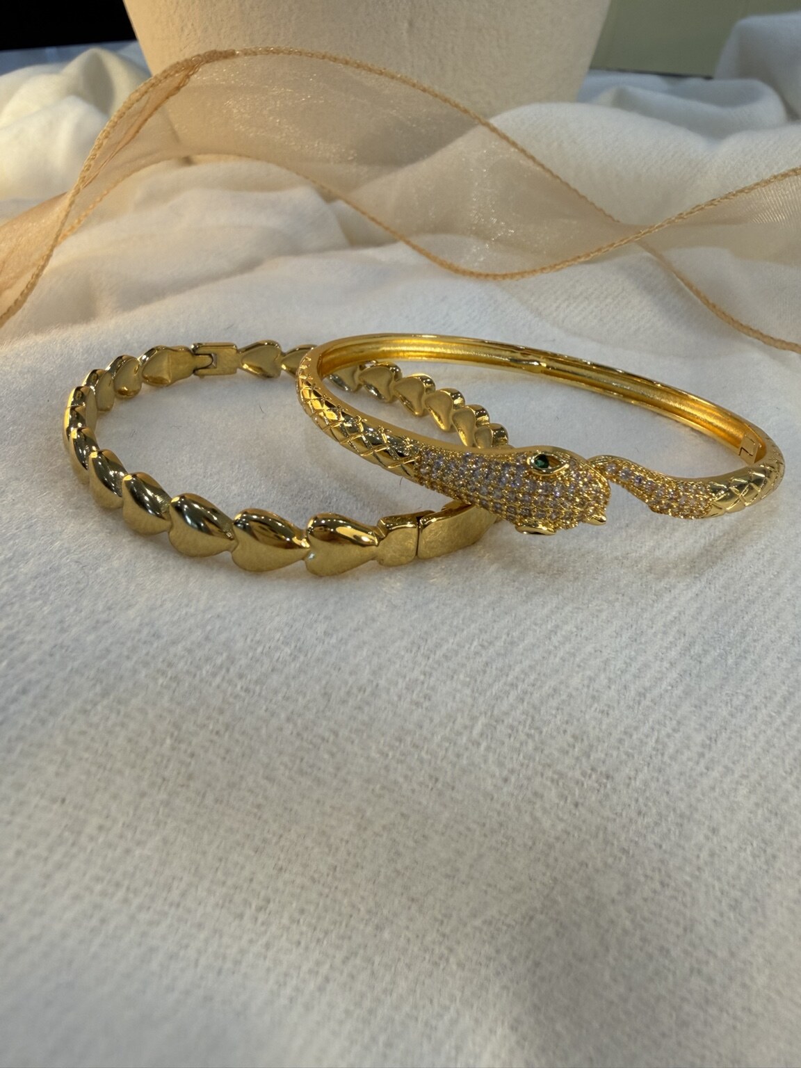 Green-eye Bracelet Pairing